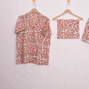 ชุดเสื้อและกางเกงขาสั้นลายดอกไม้พร้อมกระเป๋าเข้าชุด - Product Image 1