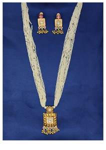 Ensemble de collier long traditionnel plaqué or avec perles blanches et pendentif carré Kundan assorti, avec boucles d'oreilles assorties pour femmes - Product Image 2