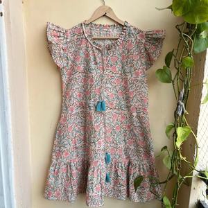 Vestido mini bohemio de mujer con estampado floral, cuello halter y manga corta, 100% algodón, estampado a mano, precio de fábrica. - Product Image 1