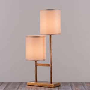 Lampe de bureau moderne en métal personnalisée avec abat-jour blanc Décoration de salon pour lit à la maison Alimentation solaire et électrique CA CC approuvée CE de l'UE - Product Image 3