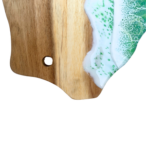 Planche à découper en bois naturel irrégulier avec design vague en résine violette et turquoise, décoration moderne, durable et artisanale - Product Image 5