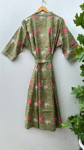 Robe kimono en coton à fleurs style bohème, léger et idéal comme paréo de plage - Product Image 5
