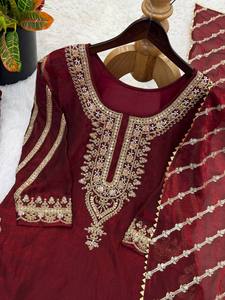 Ensemble de costume Sharara brodé pour femmes avec dupatta, tenue pakistanaise bordeaux pour les mariages et les fêtes - Product Image 4