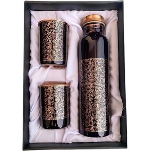 Ensemble de bouteilles d'eau en cuivre pur de haute qualité avec deux verres, motif noir sophistiqué, récipient ayurvédique - Product Image 1