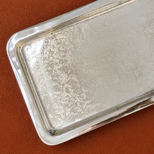 Ce plateau de service rectangulaire argenté présente une surface texturée vieillie, offrant un style chic pour servir des aliments et décorer. - Product Image 2