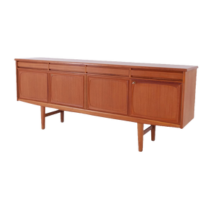 Buffet long moderne du milieu du siècle en teck avec 4 portes et 4 tiroirs - Product Image 1