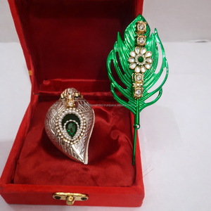 กล่องซินดูร์สีเงิน ประดับด้วยหินสีเขียวและแท่งทิลักสีเขียวในชุดของขวัญสำหรับเทศกาลดิวาลี - Product Image 1