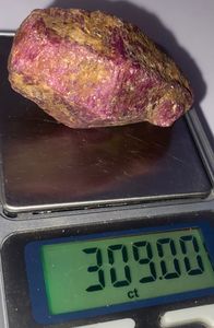 พลอยทับทิมดิบธรรมชาติ 309 กะรัต จากเคนยา เหมืองเฟโมส จอห์น โซล - Product Image 4