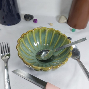 Dernier bol de poterie vert mousse avec accents de boulon sculptés Plat en céramique artisanal unique pour collation ou utilisation décorative dans les cuisines - Product Image 6
