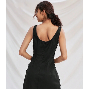 Mini-robe noire à découpes latérales avec anneau ou mini-robe moulante à col montant avec détail anneau - Product Image 3