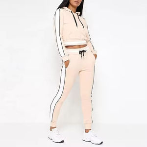 Ensemble de survêtement en polaire beige pour femme, deux pièces, avec haut court à capuche et pantalon de jogging assorti, coupe régulière, style sportif respirant pour l'hiver - Product Image 1