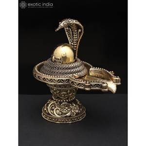 Shivalinga de latón pequeño hecho a mano de 4 pulgadas con escultura Superfina Naag para regalos y templos hechos en la India - Product Image 3