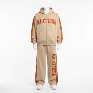 Ensemble survêtement streetwear pour homme, beige et orange, avec sweat à capuche zippé et pantalon large, panneau latéral contrastant et détails cloutés, personnalisable OEM ODM - Product Image 3