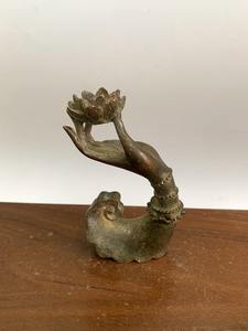 Brûle-encens traditionnel en laiton en forme de main de Bouddha avec base en lotus, parfait pour l'espace de méditation, la décoration spirituelle et les occasions festives - Product Image 3