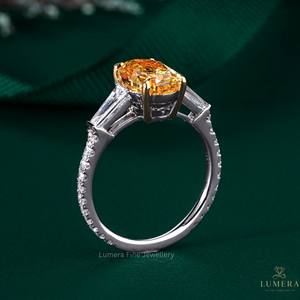 Bague de fiançailles en or massif avec diamant ovale jaune fantaisie cultivé en laboratoire IGI et bague de mariage à baguettes effilées - Product Image 6