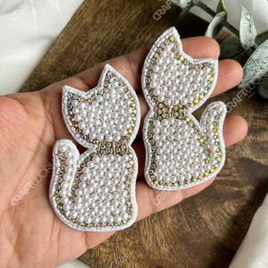 Boucles d'oreilles pendantes faites à la main en perles pour femmes, motif chat avec strass blancs, mignonnes et tendance, idéales pour les fêtes, mariages ou comme cadeau. - Product Image 5