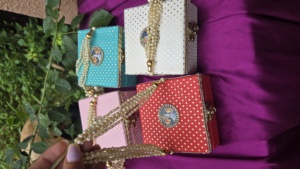 Cajas Artesanales Radha Krishna Shagun para Cada Celebración, con Asa de Perlas Multifilamento, para Regalos, Joyas, Dulces y Recuerdos Preciosos - Product Image 2