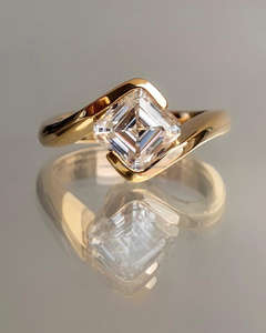 Anillo de Compromiso Moderno con Diamante Cultivado en Laboratorio con Corte Asscher y Diamantes Laterales con Media Engaste, Anillo Nupcial de Oro Amarillo Sólido de 10K/14K/18K - Product Image 4