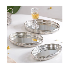 Elegante bandeja de servicio de metal hecha a mano, plato redondo decorativo chapado en oro para uso en la mesa del comedor de la sala de estar - Product Image 2