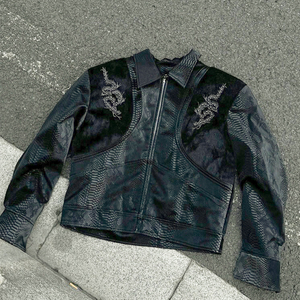 แจ็คเก็ตหนังผู้ชายแบบกันน้ำ ดีไซน์คุณภาพสูง สีดำ ลายนูน แจ็คเก็ตหนังแบบสั้น ซิปหน้าบุด้วยขนสัตว์ - Product Image 1