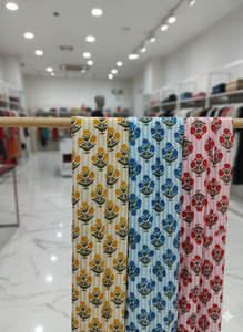 Tissu en coton peigné tissé léger, respirant, biologique et écologique, imprimé de fleurs, thème floral pour vêtements et robes de filles - Product Image 3