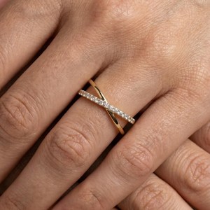 แหวนเพชรทรงกลมรูปตัว X แบบเกลียวสองวง ประดับเพชรแล็บโกรว์ ทองคำแท้ 14K สำหรับงานแต่งงาน งานหมั้น หรือเป็นของขวัญสำหรับคนรัก - Product Image 4