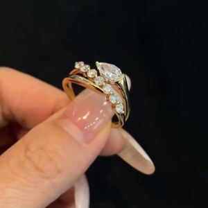 Bague de mariage minimaliste en or 14 carats avec diamant de laboratoire poire 0,70 carat, style East West, enroulée et entrecroisée - Product Image 2