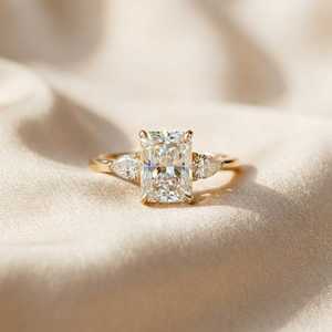 Bague de luxe en or massif 14 carats avec diamant radiant VS1 de 2,01 carats et trois pierres latérales en forme de poire, cultivées en laboratoire, pour les amoureux - Product Image 4