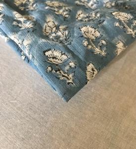 Tela de algodón estampada a mano – Base azul índigo con estampado floral Buti blanco, tradicional india - Product Image 3