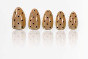 Uñas Postizas Personalizadas al por Mayor de ABS Doradas con Puntos, Forma Almendrada, Color Beige Nude, Uñas Artificiales Estampadas de Fábrica OEM/ODM - Product Image 3