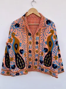 Chaqueta de algodón con bordado Aari kashmirí hecho a mano, abrigo de invierno artesanal indio tradicional con diseño de pavo real y flores con puntada de cadena. - Product Image 3