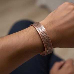 Bracelet manchette magnétique en cuivre gravé motif géométrique losanges, bijou en métal fait main exquis, cadeau promotionnel original - Product Image 6