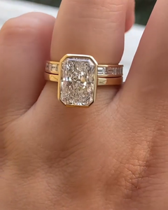 Anillo de Compromiso con Diamante Radiante de Laboratorio de 3 Quilates con Corte Esmeralda y Banda Eternity en Oro de 18K, Certificado IGI - Product Image 1