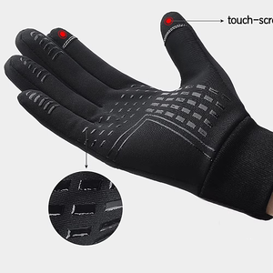 Gants tricotés coupe-vent d'hiver compatibles avec les écrans tactiles, design noir uni, logo sur le pouce gauche - Product Image 4