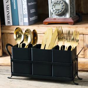 Soporte Simple para Cubiertos de Color Negro para Servir Invitados en Reuniones Familiares, Picnics al Aire Libre o Cenas en el Jardín - Product Image 3