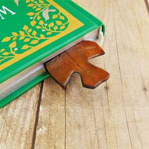Marcapáginas de lujo de cuero con diseño de hoja de arce, con ilustraciones inspiradas en el otoño y artesanía de primera calidad a un precio razonable. - Product Image 2