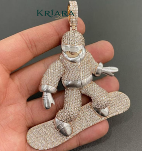 Pendentif dessin animé snowboardiste en argent 925 plaqué or 18 carats avec diamant de laboratoire taille brillant rond, unisexe, breloque hip-hop pour soirée - Product Image 3