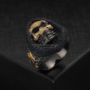 Anillo de Lujo con Cabeza de Animal en Plata 925 y Diamantes Cultivados en Laboratorio, con Detalles en Piedra Negra y Acentos en Tono Dorado para Mayoristas - Product Image 1