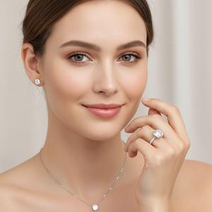 Anillo de compromiso solitario de moissanita clásico de lujo en tono plateado con corte cojín y piedras laterales engastadas en pavé para mujer - Fiesta de aniversario - Product Image 5