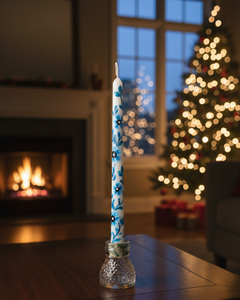 Bougie conique en cire de soja peinte à la main, motif floral bleu et blanc délicat, décoration de Noël pour la maison, élégance intemporelle pour les tables à manger - Product Image 2