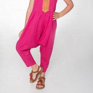 Salopette Style bohème pour petite fille, costume rose tendance, avec détail en dentelle jaune, bretelles réglables pour serrage - Product Image 3