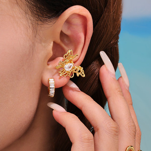 Pendientes de Clip de Mariposa de Latón Chapado en Oro de 18K al por Mayor con Zirconia de Corte Princesa y Engaste de Garra para Joyería de Regalo Unisex - Product Image 4