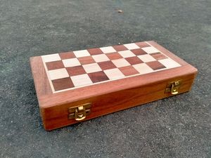 Juego de Ajedrez de Lujo Hecho a Mano con Tablero de Resina y Madera Natural con Diseño de Río, Tablero de Ajedrez Decorativo Personalizado para el Hogar - Product Image 3