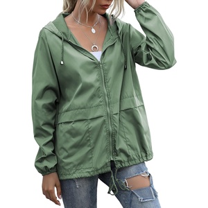 Chaqueta Cortavientos Impermeable con Capucha para Mujer, con Detalle de Piel de Oveja, Relleno de Algodón, Diseño de Bloques de Color, Capucha Desmontable - Product Image 1