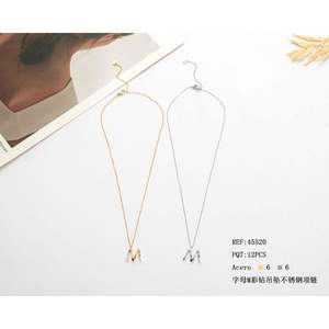 Collana con Ciondolo a Forma di Lettera M con Diamante, in Acciaio Inossidabile Placcato Oro, Design Minimalista Unisex per Uso Quotidiano, Confezione da 12 Pezzi - Product Image 1