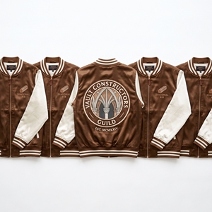 Blouson Bomber en Satin Vert avec Fermeture Éclair, Manches Raglan, Broderie Artisanale Circulaire au Dos, Vêtement d'extérieur – Vente en Gros Direct Usine - Product Image 3