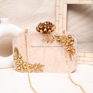 Pochette pour femme faite à la main, accessoires de mode uniques, pochette en résine sculptée - Product Image 4