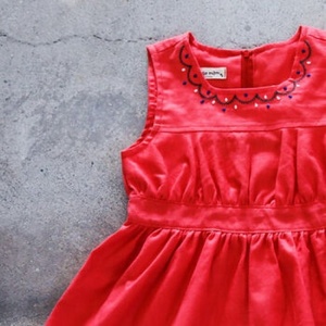 Élégant Rouge Sans Manches fille Porter Robe Avec Broderie Simple Confectionné 100% Coton doux Tissu Parfait Pour Toute Occasion - Product Image 2