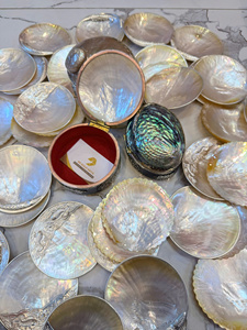 Plat de service décoratif en nacre, forme ovale, motif végétal, design moderne, fonction tactile pour table à manger - Product Image 4