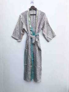 Kimono de Lujo con Parches de Seda, Túnica Larga para Dormir o como Cubre Bikini, Kimono Hecho a Mano con Sari de Seda Reciclada Vintage de la India - Product Image 2